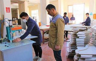 Amasya’da kütüphanesiz okulların masa ve kitaplıkları...