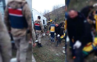 Amasya’da tur midibüsü devrildi: Yaralılar var