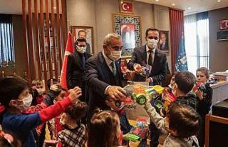 Anaokulu öğrencilerini makamında ağırladı, oyuncak...