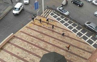 Ani yağmurdan kaçanlar kameraya takıldı