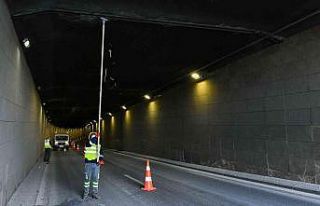 Ankara Büyükşehir ekiplerinin buz sarkıtlarıyla...