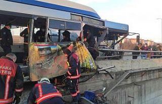 Ankara’da EGO otobüsü bariyerlere çarptı, yaralılar...