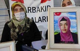 Anne ve babalar evlatlarını almadan çadırdan gitmemekte...