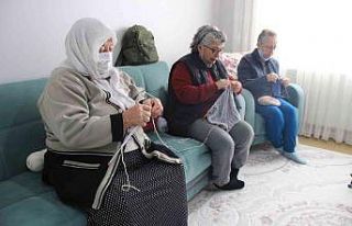 Anneler, örgü şişlerini doğudaki çocuklar için...