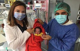 Annesi Covid olan Hamza bebek 4 günlükken literatüre...