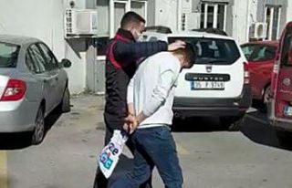 Annesini bıçaklayarak öldürdüğü iddia edilen...