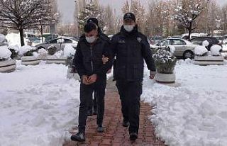 Annesini öldürmeye giderken polisin yakaladığı...