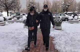 Annesini öldürmeye giderken polisin yakaladığı...