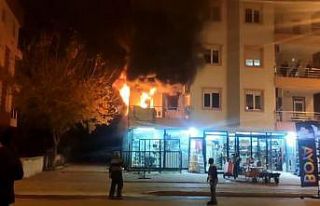 Antalya’da 3 katlı apartmanda yangın paniği