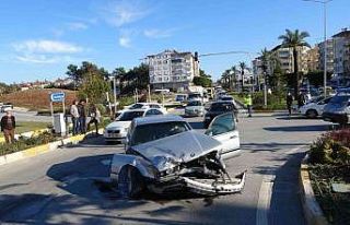 Antalya’da kırmızı ışık ihlali kaza getirdi:...