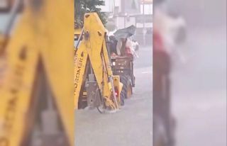 Antalya’da mahsur kalan kadınlar, kepçeyle kurtarıldılar