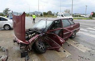 Antalya’da otomobiller çarpıştı: 3 yaralı