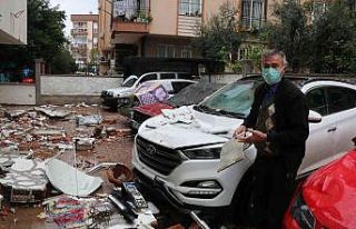 Antalya’da uçan çatı duvarı 4 aracın üzerine...