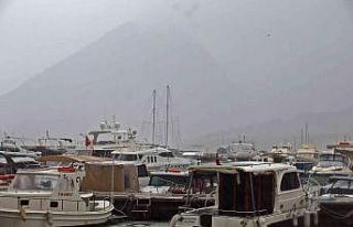 Antalya’da yağıştan dolayı iki tekne battı,...