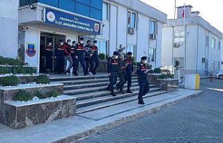 Antalya’da yakalama kararı bulunan 2 kişi tutuklandı