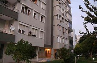 Antalya’da yalnız yaşayan kadın site bahçesinde...