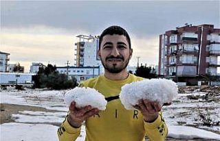 Antalyalılar kar yerine doludan kar topu yaptı