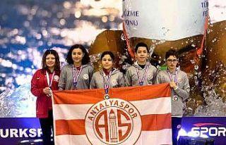 Antalyasporlu yüzücülerden 5 madalya