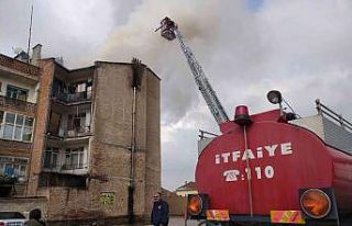 Apartman çatısındaki yangın korkuttu