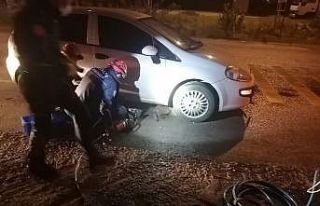 Arabanın çarptığı köpek, ön tekerleğe sıkıştı