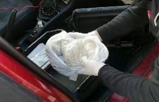 Araç içerisine zulalanan eroini, narkotik köpeği...