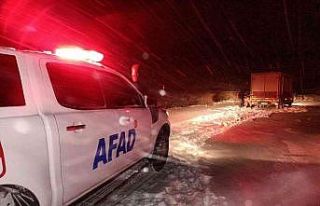 Aracı kara saplanan vatandaşları AFAD kurtardı