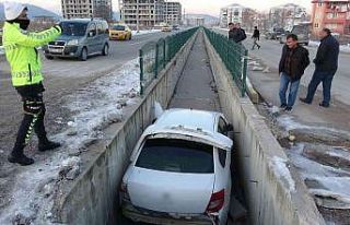 Araçla çarpışan otomobil sulama kanalına uçtu:...