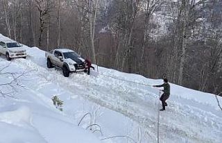 Araçlar karda mahsur kaldı, yardıma vatandaşlar...