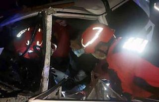 Araçta sıkışan sürücü kurtarıldı