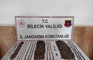 Arama yapılan araçta binlerce tarihi eser bulundu