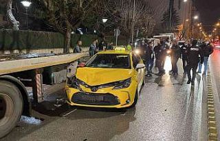 Arızalanan araç başında beklerken ticari taksi...