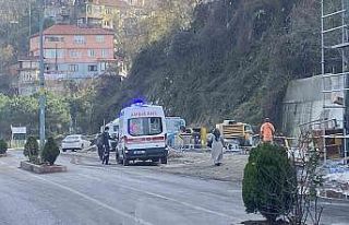 Arkadaşının attığı çivili tahta başına saplandı