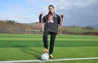 Arkadaşları ip atlarken genç kadın futbol takımına...