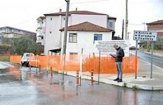 Arsasından geçirilen asfalt yolu duba ve filelerle...