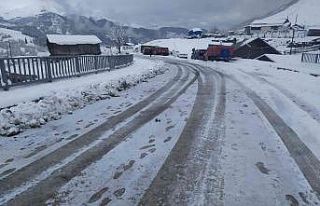 Artvin-Ardanuç-Ardahan karayolu kar nedeniyle ulaşıma...