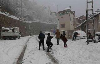 Artvin’de kar yağışı nedeniyle 125 köy yolu...
