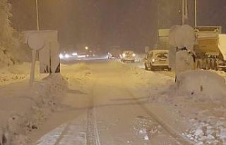 Artvin’de kar yağışı nedeniyle Hopa-Borçka...