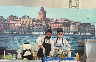 Aşçılık eğitimi gören Çeşmeli öğrencilerden...