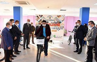 Aşı kampanyasına katılan gençlere bisiklet