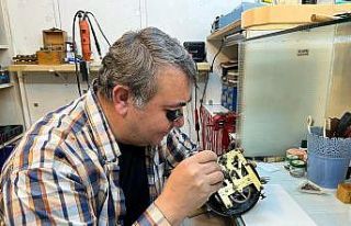 Asırlık saatler bu ellerde hayat buluyor