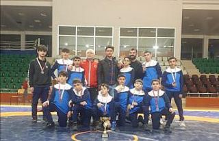 ASP güreşçileri madalyaları topladı