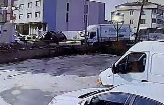 Ataşehir’de kamyonete çarpan araç yan yattı:...