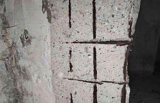 Avcılar’da kolanları çürük olan binadakiler...