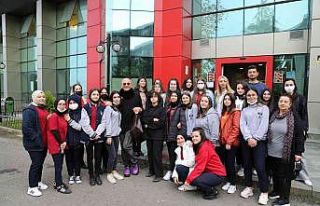 Avrasya Üniversitesi ünlü moda tasarımcısını...