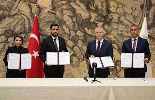 Ay ailesinden 2 okul