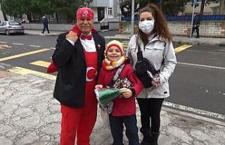 Ay yıldızlı elbisesi ile sokak sokak çocuklara...