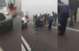 Ayağı motosiklet tekerine sıkışan sürücü itfaiye...