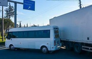 Aydın’da tır, servis aracına çarptı