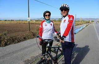 Aydınlı bisiklet tutkunu çift, görenlerin dikkatini...