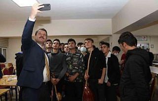 Ayhan, öğrencilerin taleplerini dinledi